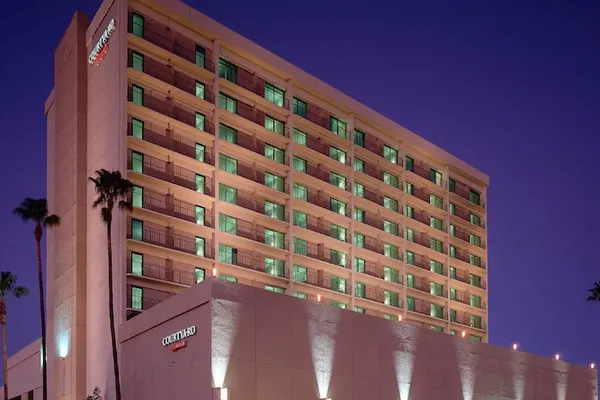 Photo 1 - Courtyard by Marriott Los Angeles - Sherman Oaks