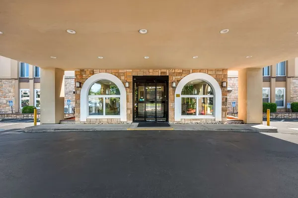 Photo 1 - Comfort Inn & Suites East Hartford - Hartford