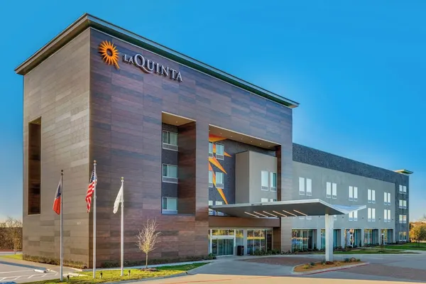 Photo 1 - La Quinta Inn & Suites by Wyndham Lewisville