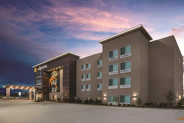 Photo 1 - La Quinta Inn & Suites by Wyndham Lewisville