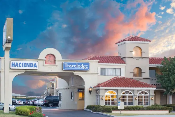 Photo 1 - Travelodge by Wyndham Costa Mesa Newport Beach Hacienda