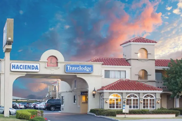 Photo 1 - Travelodge by Wyndham Costa Mesa Newport Beach Hacienda