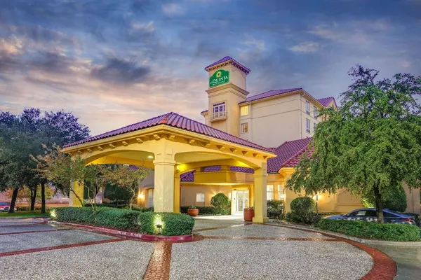 Photo 1 - La Quinta Inn & Suites by Wyndham Dallas North Central