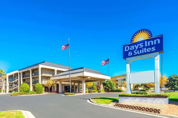 Photo 1 - Days Inn & Suites by Wyndham Albuquerque North