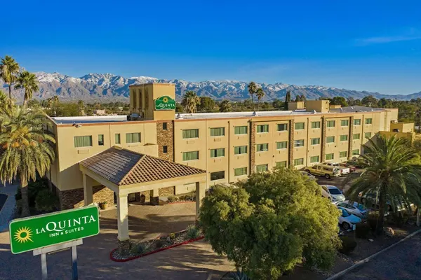 Photo 1 - La Quinta Inn & Suites by Wyndham Tucson - Reid Park