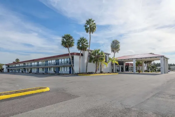 Photo 1 - Motel 6 Spring Hill, FL - Weeki Wachee
