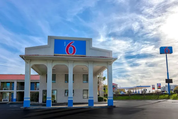 Photo 1 - Motel 6 Cookeville, TN