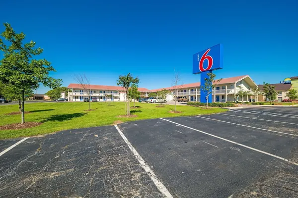 Photo 1 - Motel 6 Dallas, TX - Farmers Branch