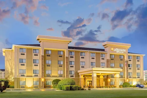 Photo 1 - La Quinta Inn & Suites by Wyndham Midwest City - Tinker AFB