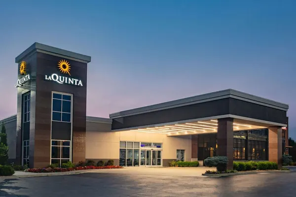 Photo 1 - La Quinta Inn & Suites by Wyndham Joplin