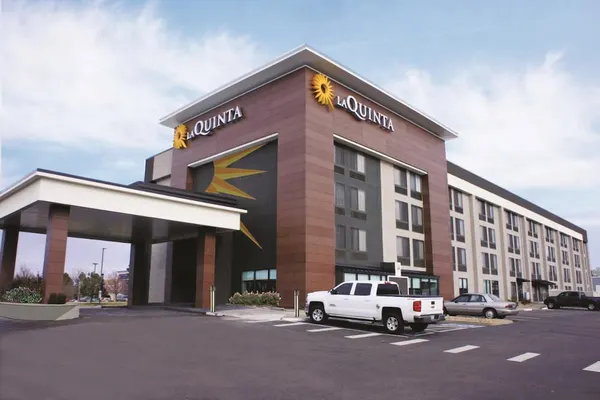 Photo 1 - La Quinta Inn & Suites by Wyndham Denver Aurora Medical