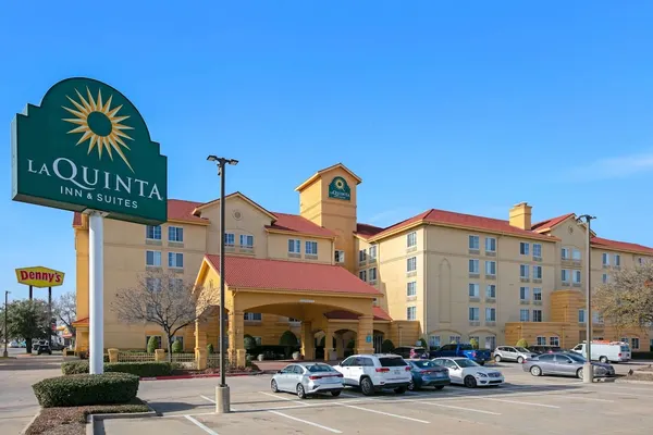 Photo 1 - La Quinta Inn & Suites by Wyndham DFW Airport South / Irving