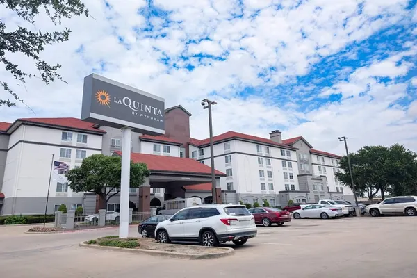 Photo 1 - La Quinta Inn & Suites by Wyndham DFW Airport South / Irving