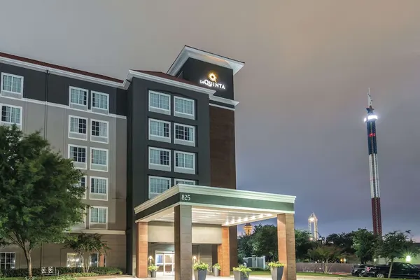 Photo 1 - La Quinta Inn & Suites by Wyndham Arlington North 6 Flags Dr