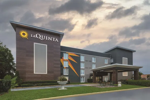 Photo 1 - La Quinta Inn & Suites by Wyndham Atlanta Airport South