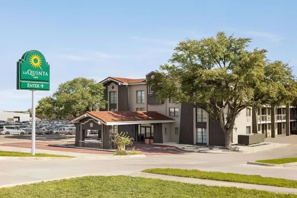 Photo 1 - La Quinta Inn by Wyndham San Antonio I-35 N at Toepperwein