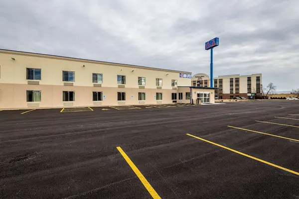 Photo 1 - Motel 6 Peoria, IL