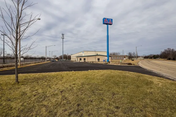 Photo 1 - Motel 6 Peoria, IL