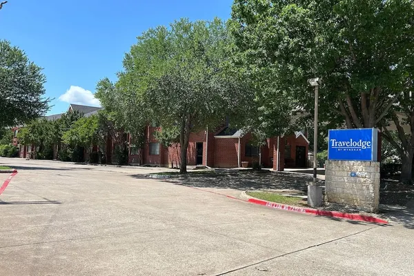 Photo 1 - Travelodge by Wyndham Arlington/Dallas Area