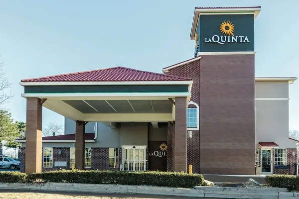 Photo 1 - La Quinta Inn & Suites by Wyndham Kansas City Airport