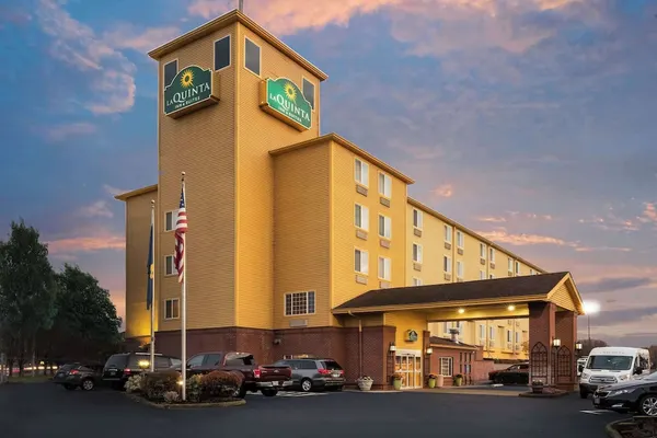 Photo 1 - La Quinta Inn & Suites by Wyndham Portland Airport