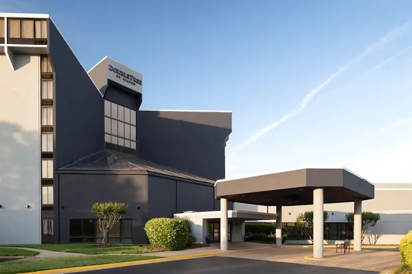 Photo 1 - DoubleTree by Hilton Richmond - Midlothian