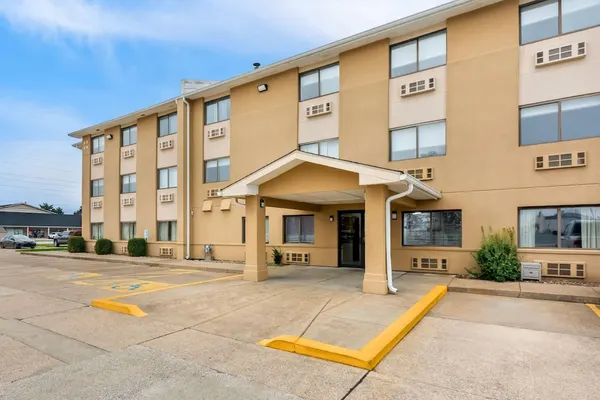 Photo 1 - Super 8 by Wyndham Evansville East