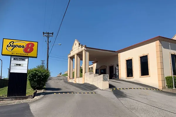 Photo 1 - Super 8 by Wyndham Nashville Near Downtown / I-40