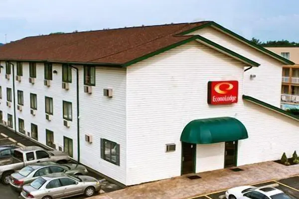 Photo 1 - Econo Lodge Akron Copley Northwest