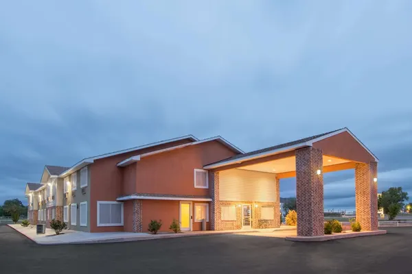 Photo 1 - Super 8 by Wyndham Portales