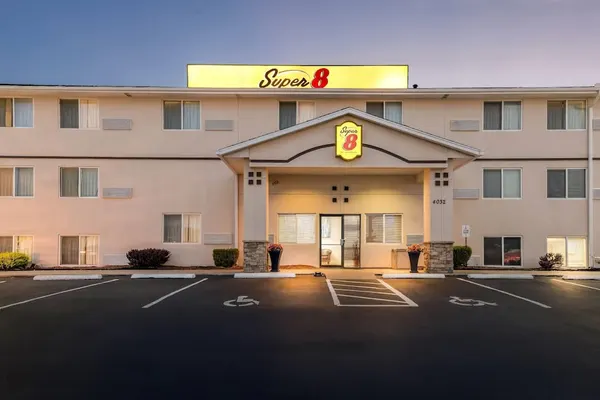 Photo 1 - Super 8 by Wyndham Independence Kansas City