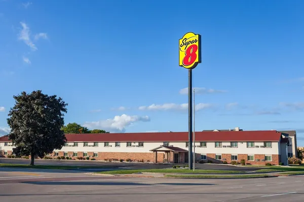Photo 1 - Super 8 by Wyndham Green Bay Near Stadium