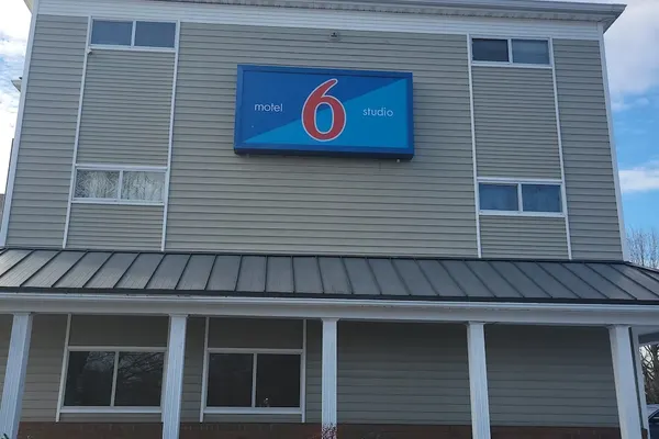 Photo 1 - Motel 6 Greensboro, NC - I-40