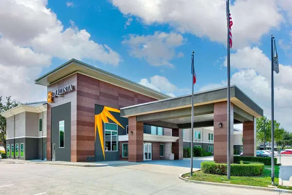 Photo 1 - La Quinta Inn & Suites by Wyndham Dallas - Las Colinas