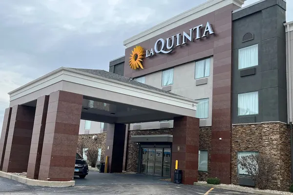 Photo 1 - La Quinta Inn & Suites by Wyndham Pontoon Beach