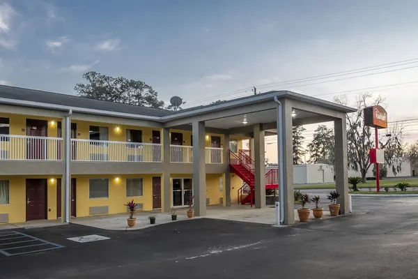 Photo 1 - Red Roof Inn Valdosta - University