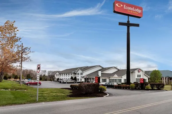 Photo 1 - Econo Lodge Inn And Suites Dickson