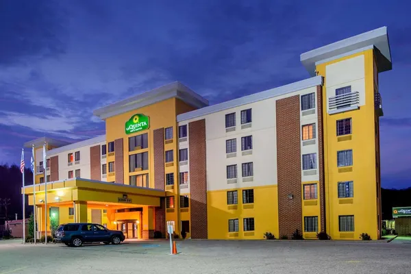 Photo 1 - La Quinta Inn & Suites by Wyndham Elkview - Charleston NE