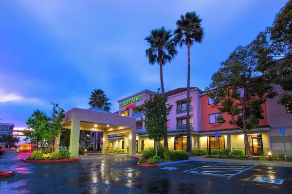 Photo 1 - Courtyard by Marriott Oakland Airport