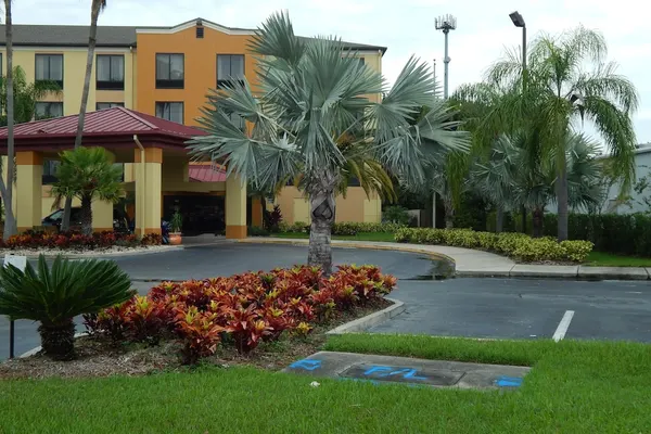Photo 1 - Comfort Suites Tampa - Brandon