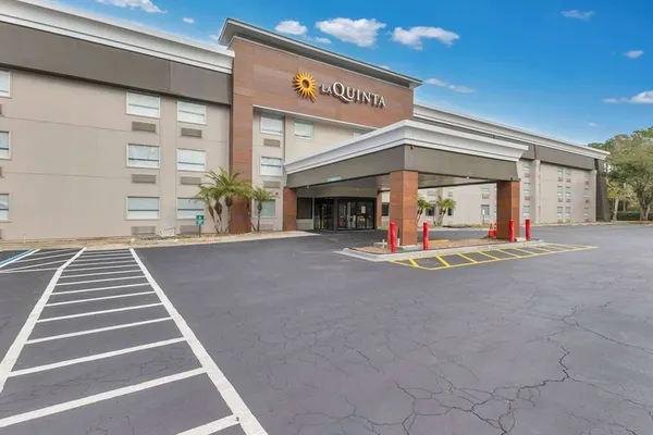 Photo 1 - La Quinta Inn & Suites by Wyndham Jacksonville Mandarin