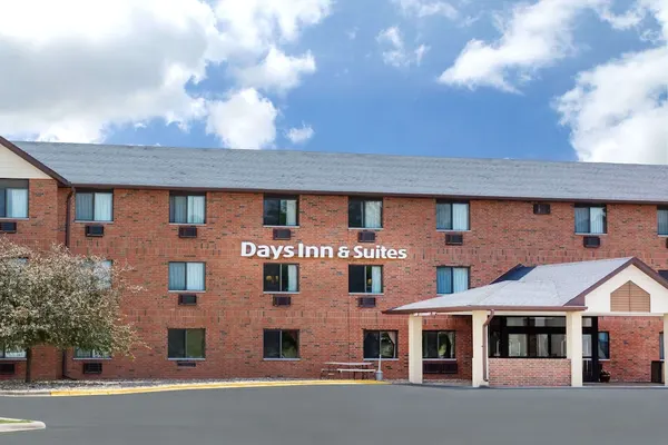Photo 1 - Days Inn & Suites by Wyndham Des Moines Airport