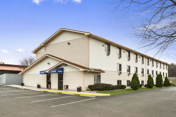 Photo 1 - Travelodge by Wyndham Battle Creek