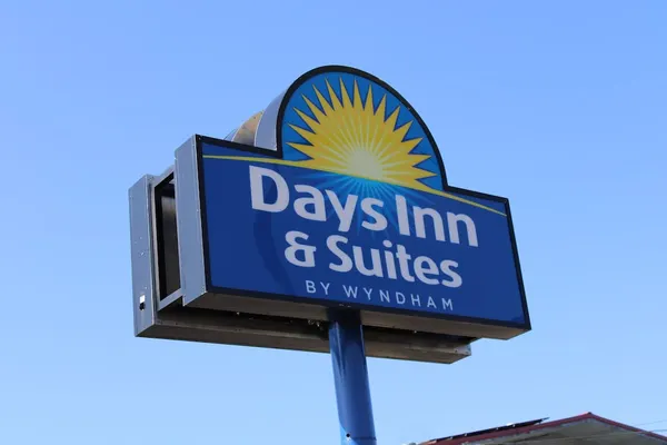 Photo 1 - Days Inn & Suites by Wyndham Springfield on I-44