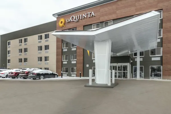 Photo 1 - La Quinta Inn & Suites by Wyndham Cleveland - Airport North