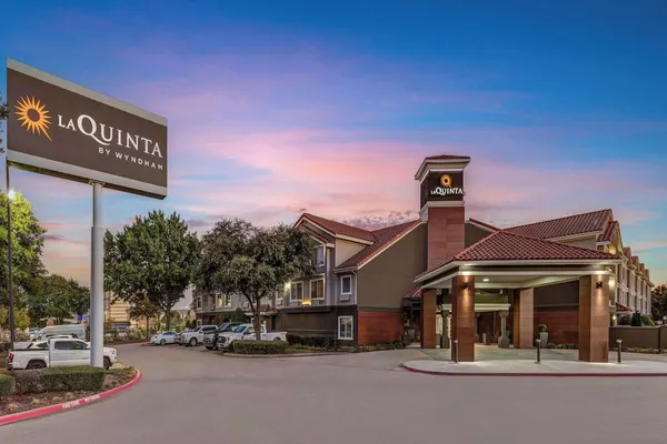 Photo 1 - La Quinta Inn & Suites by Wyndham Dallas DFW Airport North
