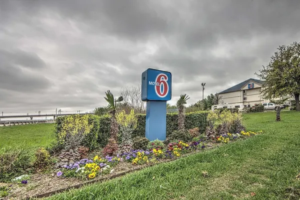 Photo 1 - Motel 6 Dallas, TX - Northwest