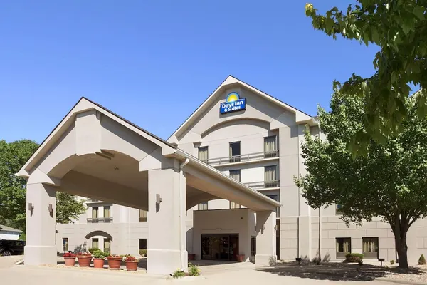 Photo 1 - Days Inn & Suites by Wyndham Cedar Rapids