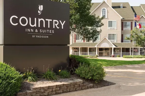 Photo 1 - Country Inn & Suites by Radisson, Davenport, IA