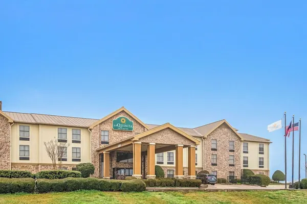 Photo 1 - La Quinta Inn & Suites by Wyndham Denison - N. Lake Texoma